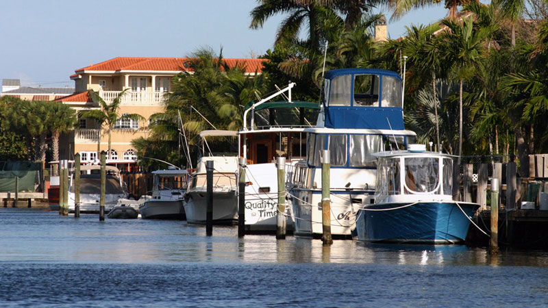 Single Family Homes with dockage in Lauderdale-by-the-Sea